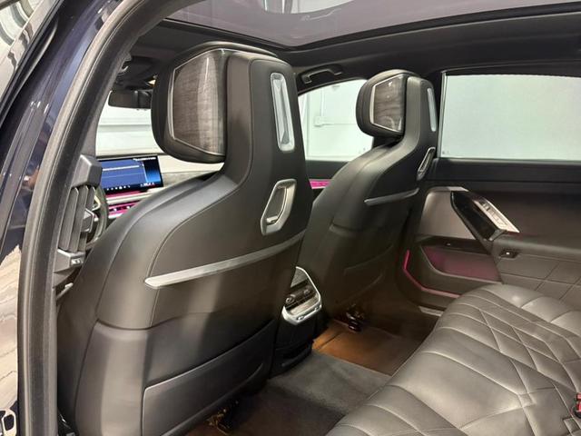 Photo of 2024 Frozen Tanzanite Blue Metallic BMW 740