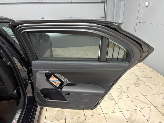 Photo of 2024 Frozen Tanzanite Blue Metallic BMW 740