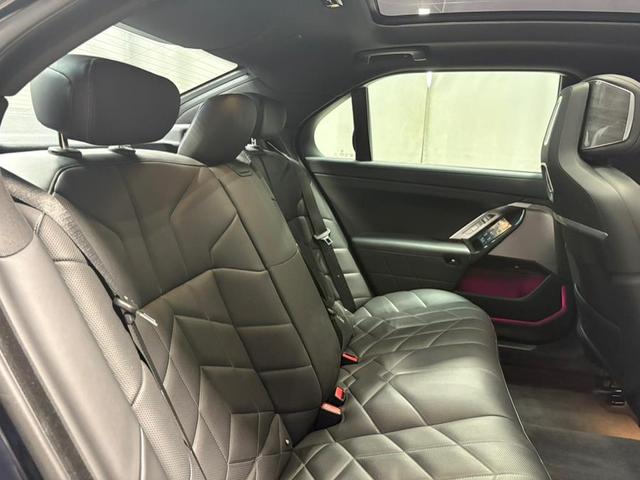 Photo of 2024 Frozen Tanzanite Blue Metallic BMW 740