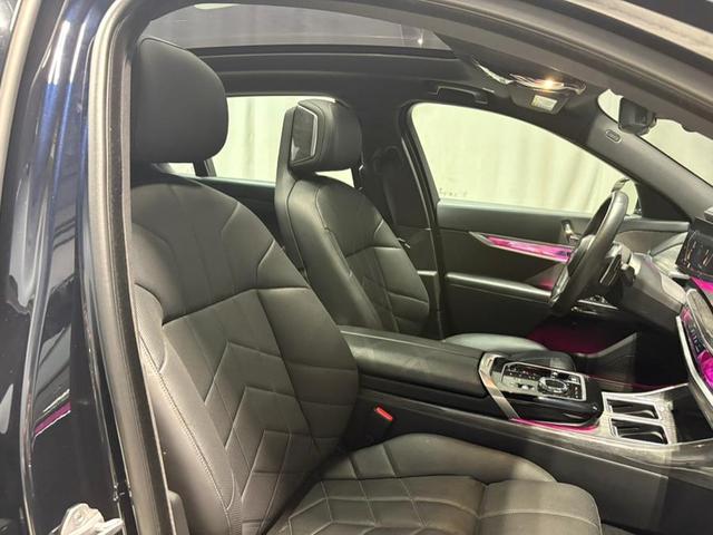 Photo of 2024 Frozen Tanzanite Blue Metallic BMW 740