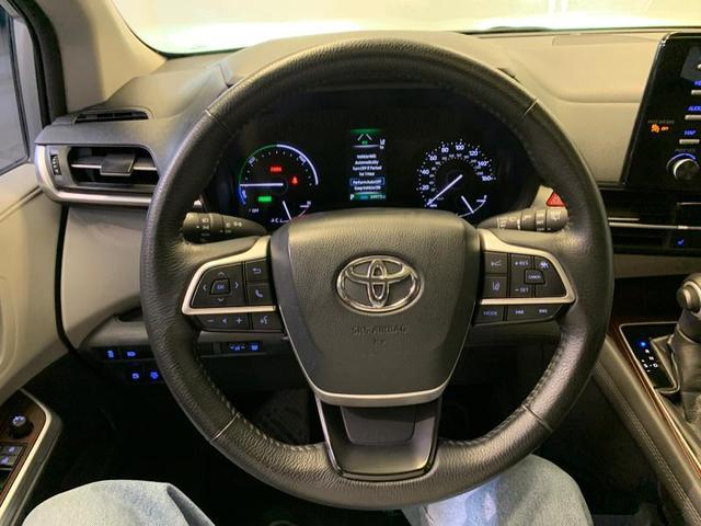 Photo of 2021 Celestial Silver Metallic Toyota Sienna