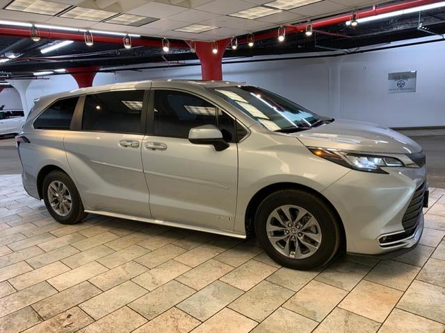 Photo of 2021 Celestial Silver Metallic Toyota Sienna