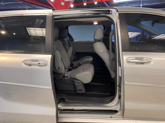 Photo of 2021 Celestial Silver Metallic Toyota Sienna