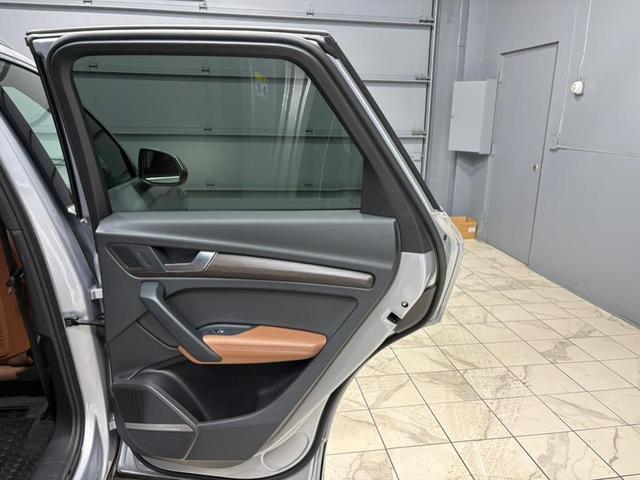 Photo of 2023 Florett Silver Metallic Audi Q5