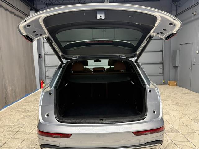 Photo of 2023 Florett Silver Metallic Audi Q5