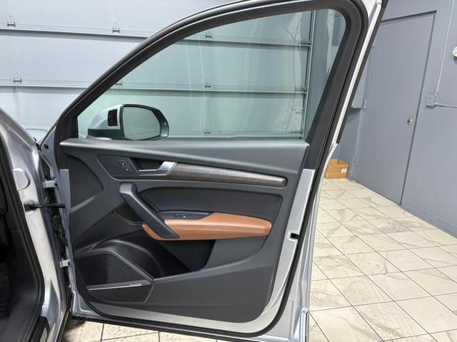 Photo of 2023 Florett Silver Metallic Audi Q5