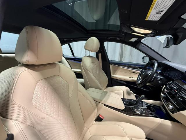 Photo of 2022 Black Sapphire Metallic BMW 530