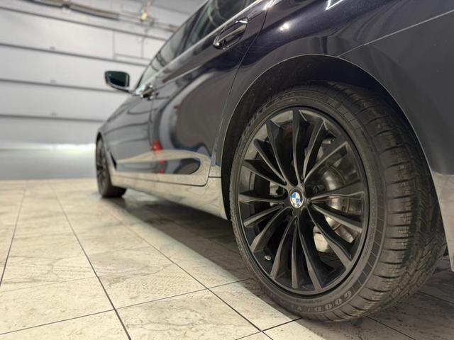 Photo of 2022 Black Sapphire Metallic BMW 530