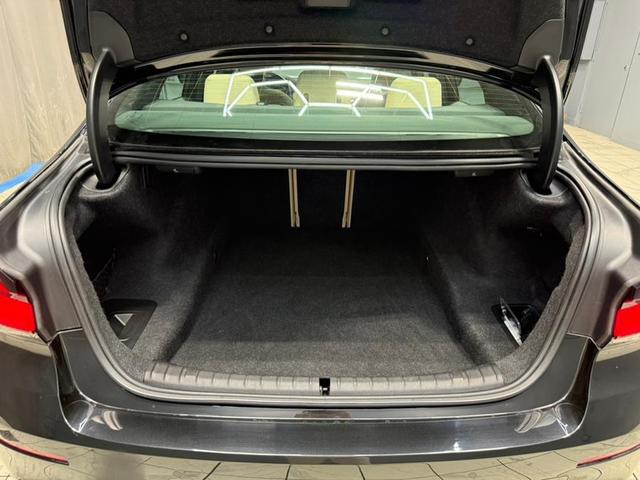 Photo of 2022 Black Sapphire Metallic BMW 530