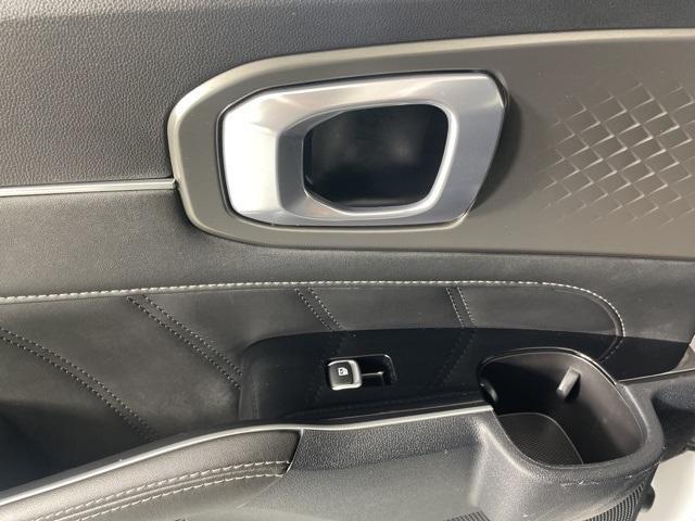 Photo of 2023 Glacial White Pearl Kia Sorento