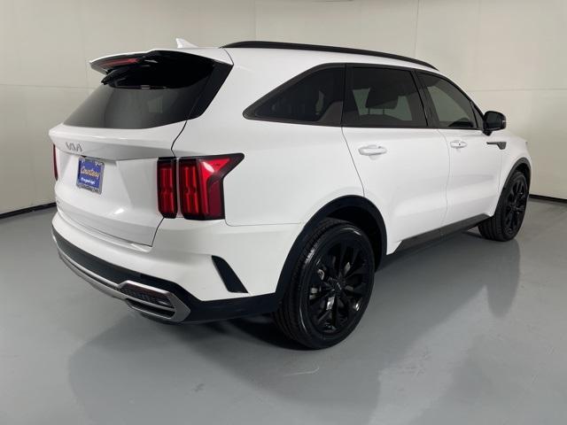 Photo of 2023 Glacial White Pearl Kia Sorento