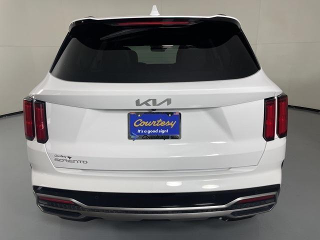 Photo of 2023 Glacial White Pearl Kia Sorento