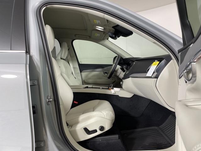 Photo of 2025 Metallic Volvo XC90 Plug-In Hybrid