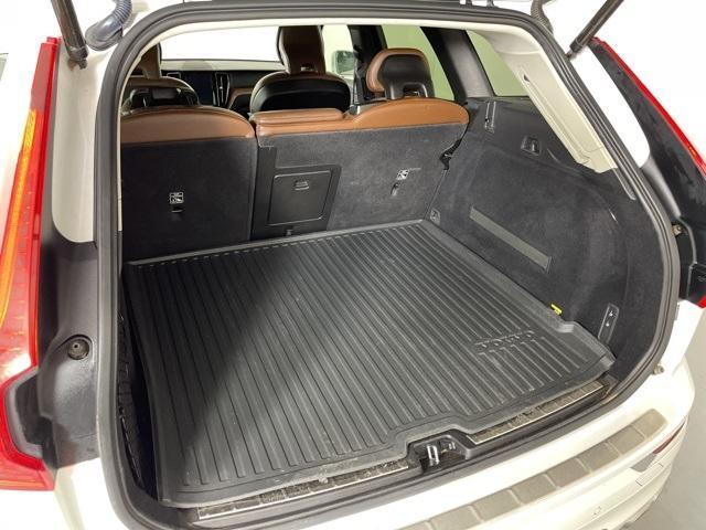 Photo of 2019 Crystal White Pearl Metallic Volvo XC60