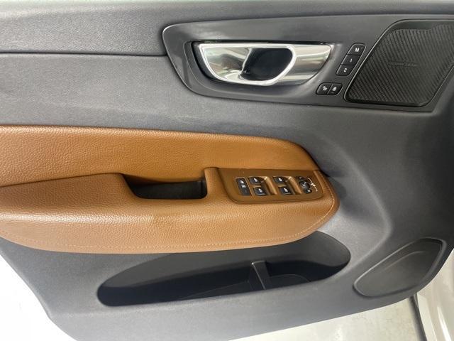 Photo of 2019 Crystal White Pearl Metallic Volvo XC60