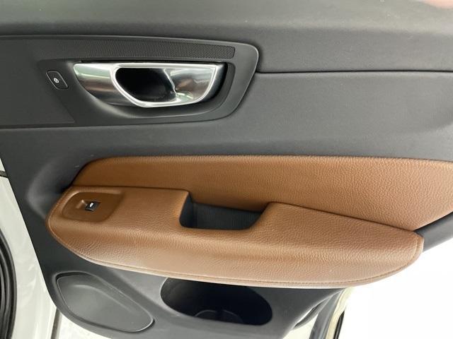 Photo of 2019 Crystal White Pearl Metallic Volvo XC60