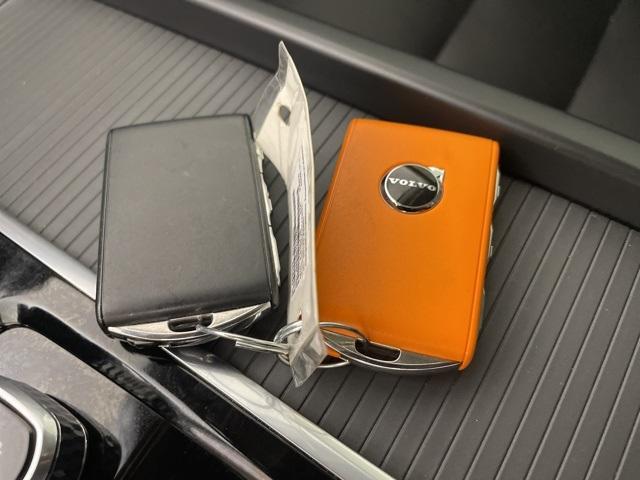 Photo of 2025 Bright Volvo XC60