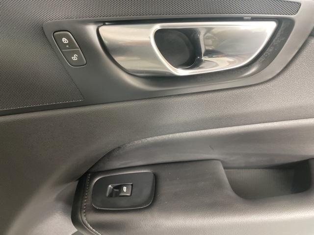 Photo of 2025 Bright Volvo XC60