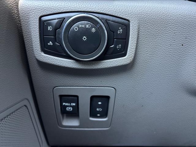 Photo of 2015 Oxford White/Magnetic Metallic (yz/J7) Ford F-150