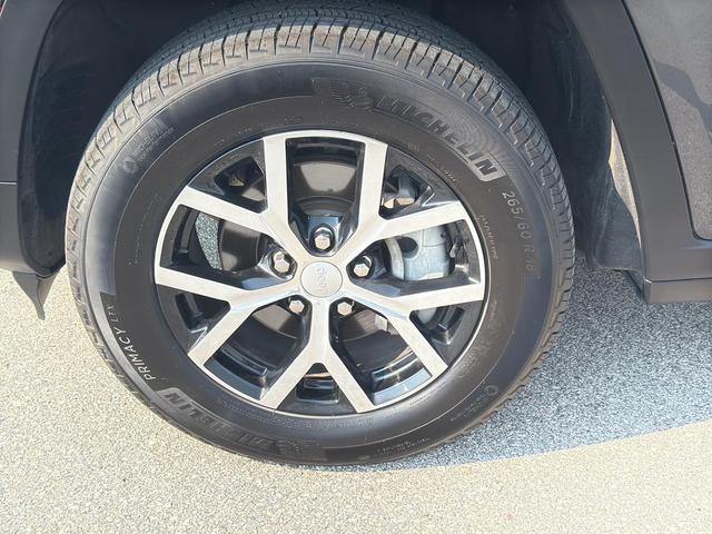 Photo of 2023 Metallic Jeep Grand Cherokee
