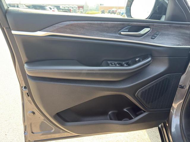 Photo of 2023 Metallic Jeep Grand Cherokee