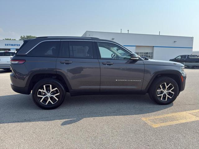 Photo of 2023 Metallic Jeep Grand Cherokee