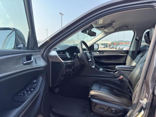 Photo of 2023 Metallic Jeep Grand Cherokee