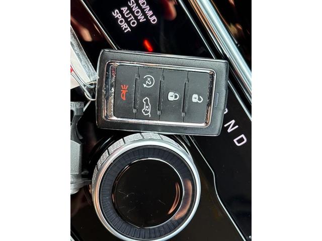 Photo of 2023 Metallic Jeep Grand Cherokee