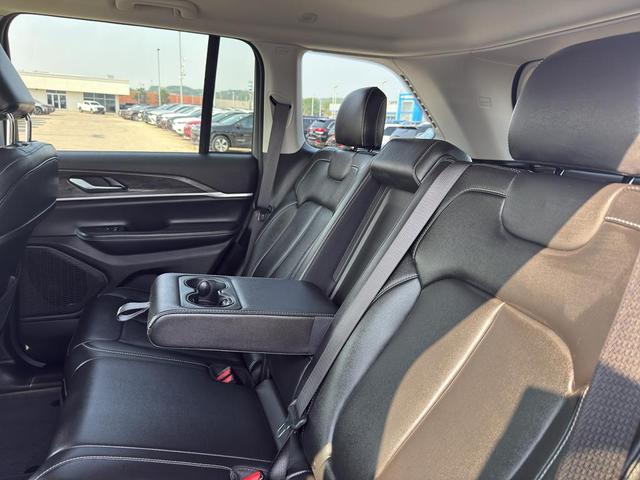 Photo of 2023 Metallic Jeep Grand Cherokee