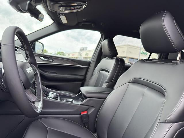 Photo of 2025 Bright White Clearcoat Jeep Grand Cherokee L