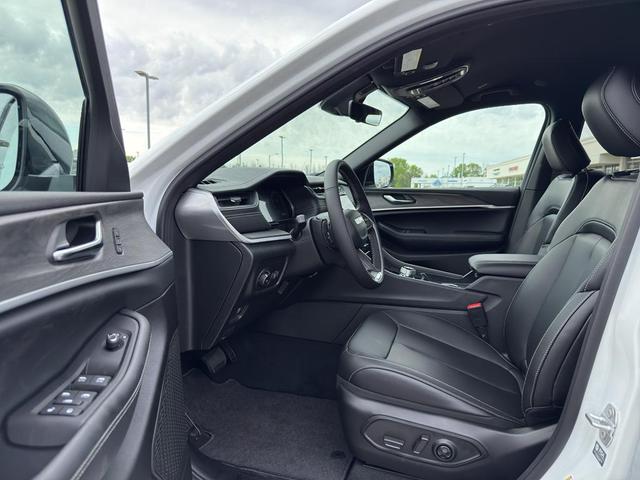 Photo of 2025 Bright White Clearcoat Jeep Grand Cherokee L