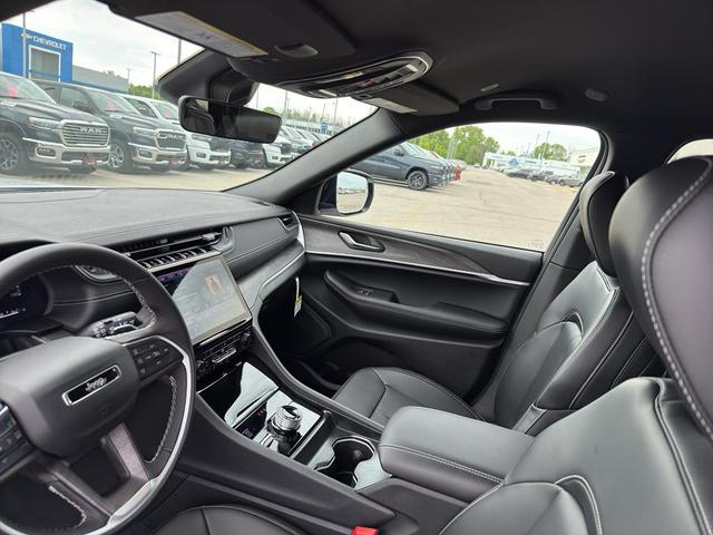 Photo of 2025 Bright White Clearcoat Jeep Grand Cherokee L