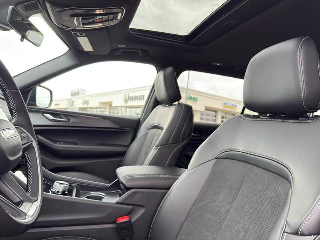 Photo of 2025 Velvet Red Pearlcoat Jeep Grand Cherokee L