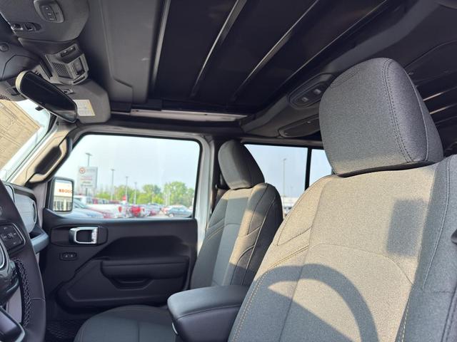 Photo of 2025 Bright White Clearcoat Jeep Wrangler