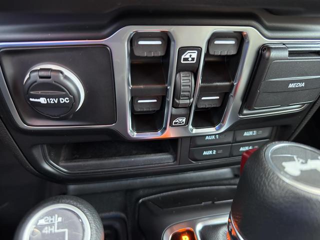 Photo of 2025 Bright White Clearcoat Jeep Wrangler