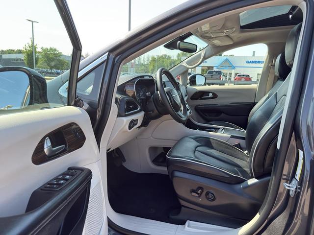 Photo of 2023 Granite Crystal Clearcoat Metallic Chrysler Pacifica