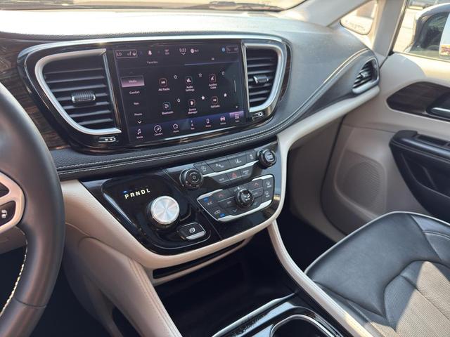 Photo of 2023 Granite Crystal Clearcoat Metallic Chrysler Pacifica