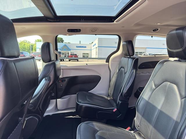 Photo of 2023 Granite Crystal Clearcoat Metallic Chrysler Pacifica