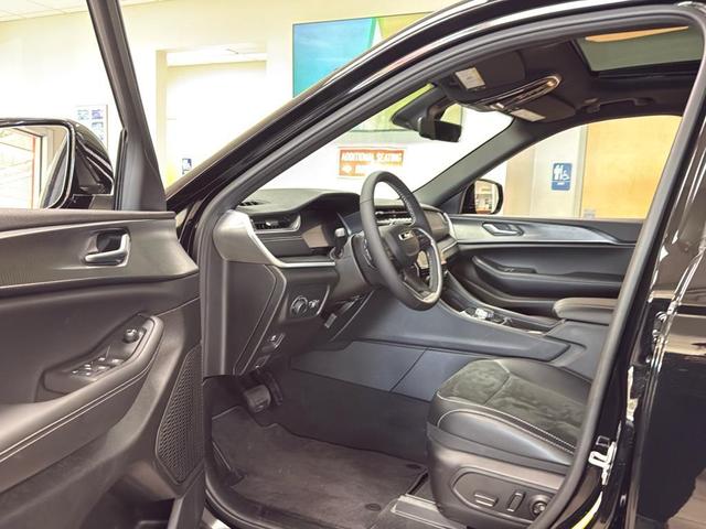 Photo of 2025 Diamond Black Jeep Grand Cherokee