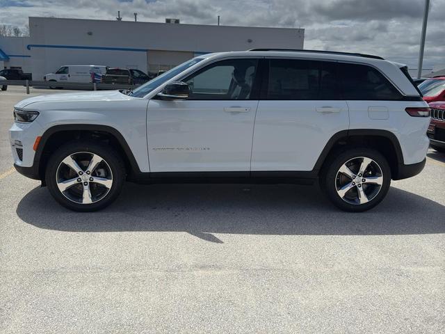 Photo of 2022 Bright White Jeep Grand Cherokee