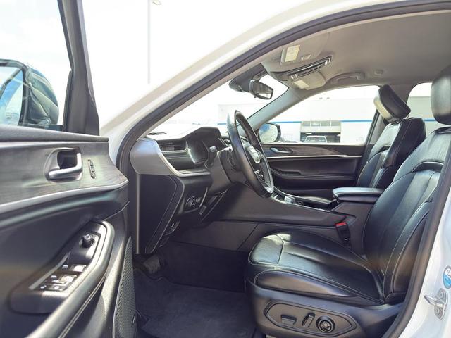 Photo of 2022 Bright White Jeep Grand Cherokee