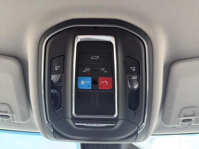 Photo of 2022 Bright White Jeep Grand Cherokee
