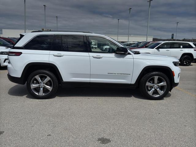 Photo of 2022 Bright White Jeep Grand Cherokee