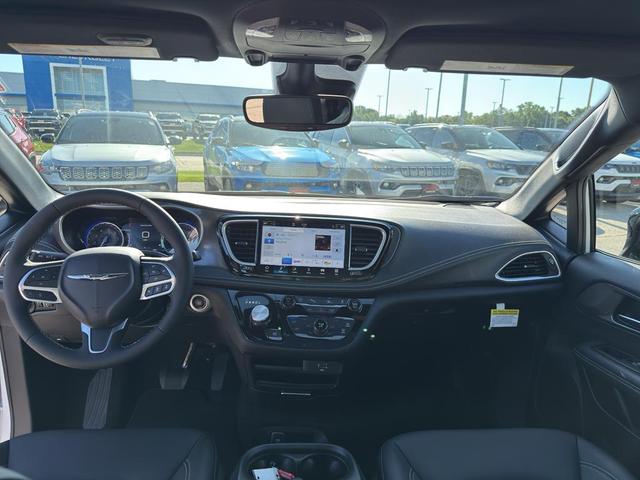 Photo of 2026 Bright White Clearcoat Chrysler Pacifica