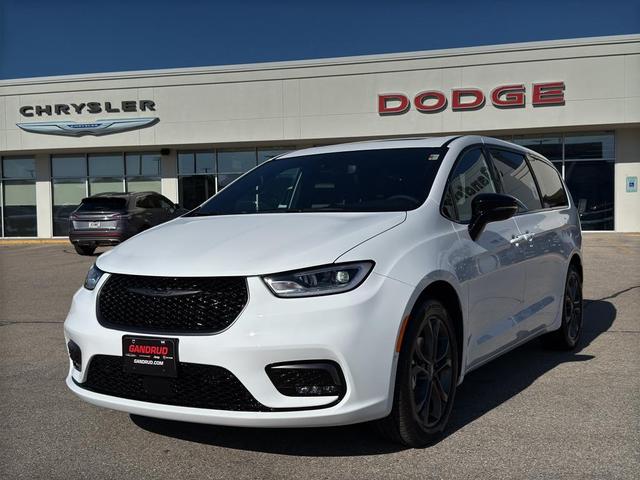 Photo of 2026 Bright White Clearcoat Chrysler Pacifica