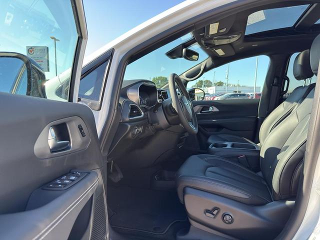 Photo of 2026 Bright White Clearcoat Chrysler Pacifica