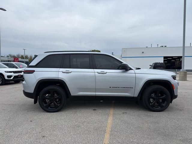 Photo of 2022 Silver Zynith Jeep Grand Cherokee