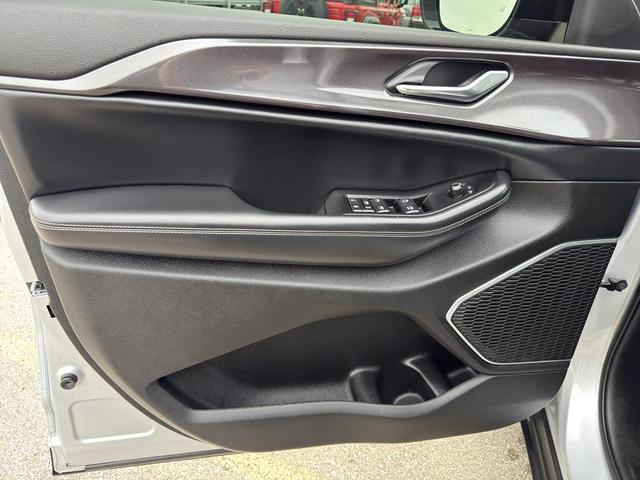 Photo of 2022 Silver Zynith Jeep Grand Cherokee
