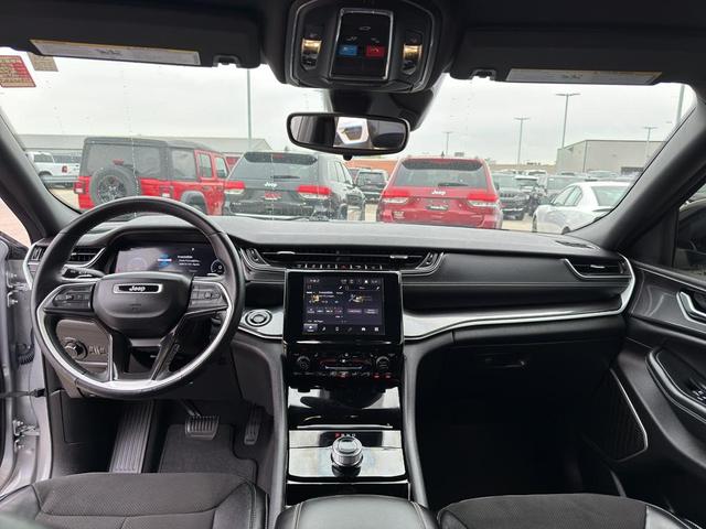 Photo of 2022 Silver Zynith Jeep Grand Cherokee