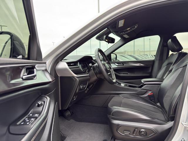Photo of 2022 Silver Zynith Jeep Grand Cherokee